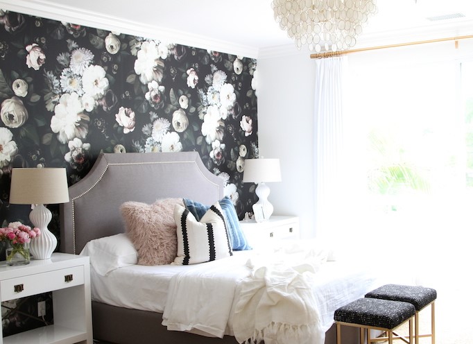 شیوه ترکیب کاغذ دیواری ساده و گلدار برای اتاق خواب