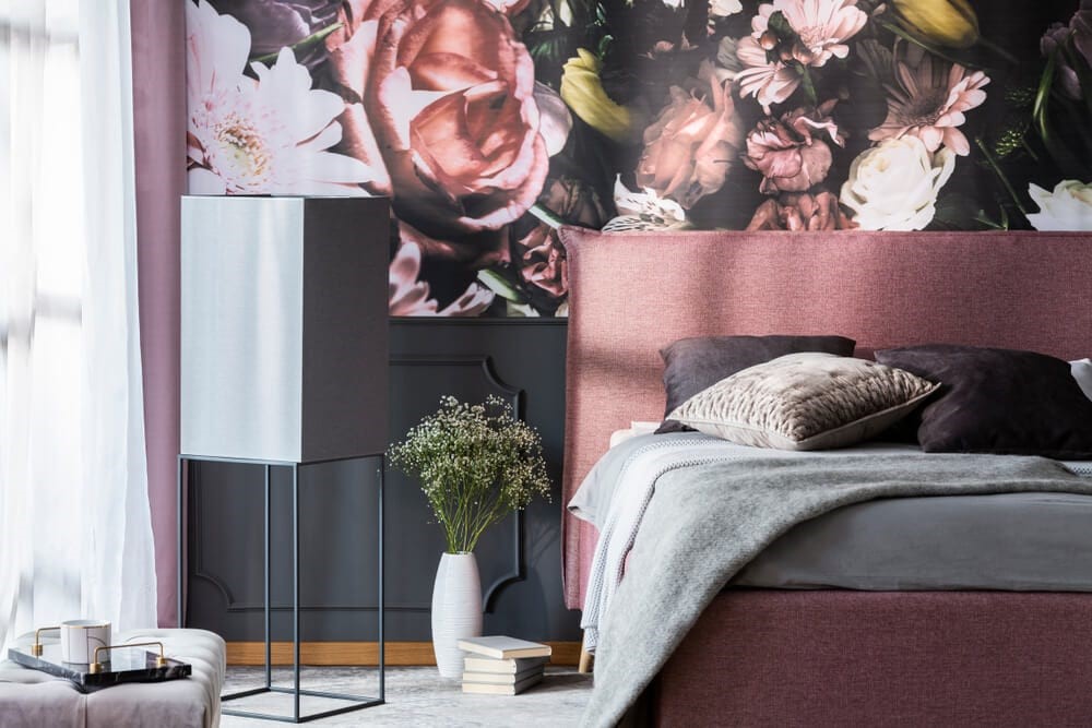  شیوه ترکیب کاغذ دیواری ساده و گلدار برای اتاق خواب با طراحی مدرن